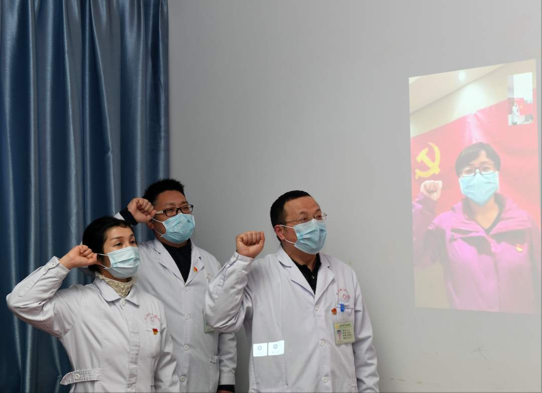【讓黨旗在防控一線高高飄揚(yáng)】剛剛，安徽支援湖北醫(yī)療隊(duì)隊(duì)員周世紅“火線”入黨(圖3)